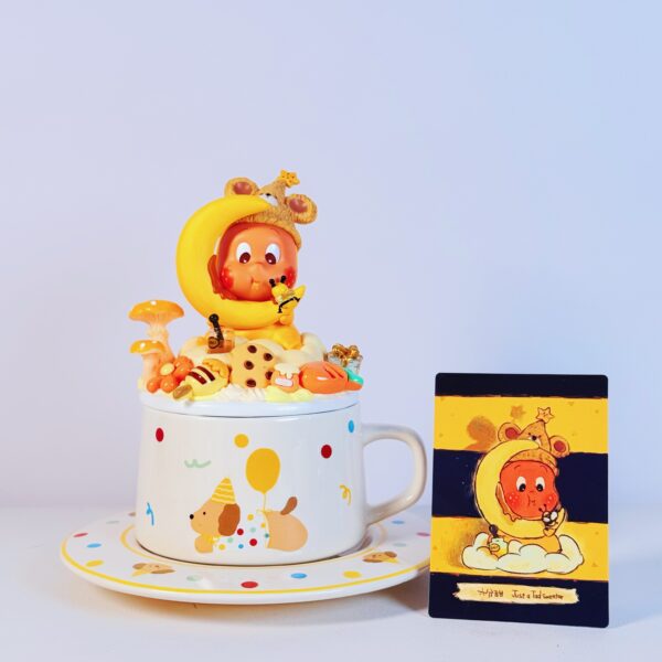 ☕ คำอธิบายสินค้า: แก้วกาแฟพร้อมจานรอง DIY – ธีม Arttoy Twinkle (ของแท้จาก POP MART)